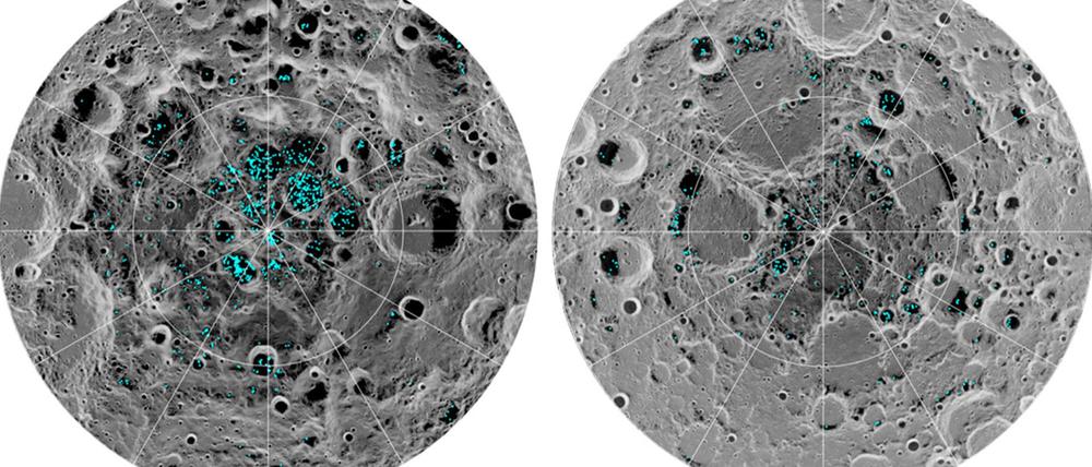 Eisverteilung am Südpol (links) und Nordpol (rechts) des Mondes, Blau sind die Eisflächen dargestellt. Das Eis befindet sich vor allem in den dunklen Kratern am Südpol, die dauerhaft vom Sonnenlicht abgeschnitten sind.