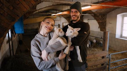 Cheyenne Savannah Ochsenknecht und Nino Sifkovits aus der Dokuserie „Unser Hof - mit Cheyenne und Nino“. 