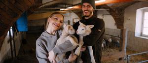 Cheyenne Savannah Ochsenknecht und Nino Sifkovits aus der Dokuserie „Unser Hof - mit Cheyenne und Nino“. 