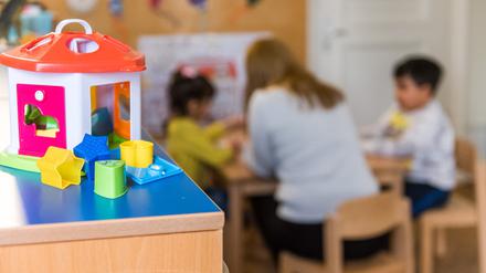 Frauenhaus in Duisburg Kinder spielen im Frauenhaus am Mittwoch, den 22. Februar 2023 in Duisburg. Die Kinder, der vor Gewalt gefluechteten Frauen werden zeitweise von Mitarbeitern im Frauenhaus betreut. Geschichte zum Internationalen Weltfrauentag. 