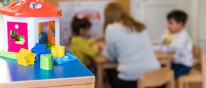 Frauenhaus in Duisburg Kinder spielen im Frauenhaus am Mittwoch, den 22. Februar 2023 in Duisburg. Die Kinder, der vor Gewalt gefluechteten Frauen werden zeitweise von Mitarbeitern im Frauenhaus betreut. Geschichte zum Internationalen Weltfrauentag. 