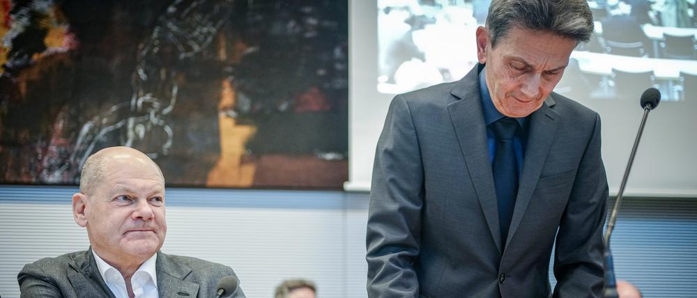 Bundeskanzler Olaf Scholz (l., SPD) und Rolf Mützenich, Vorsitzender der SPD-Bundestagsfraktion, nehmen an der Fraktionssitzung ihrer Partei teil.