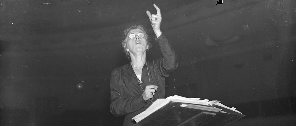 Geschichtlicher Einschnitt. Nadia Boulanger als erste Dirigentin des Royal Philharmonic Orchestra in der Londoner Queens Hall 1937.