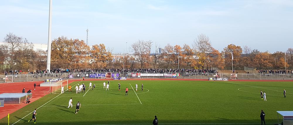 Mehr als 1000 Zuschauer wollten das Spitzenspiel der Fußball-Oberliga Nordost im Mommsenstadion zwischen TeBe und Lichtenberg sehen.