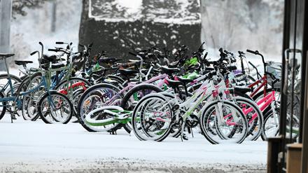 Menschen vorwiegend aus dem Nahen Osten reisen mit Fahrrädern aus Russland ein und beantragen in Finnland Asyl.