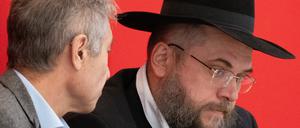 Landesrabbiner Ariel Kirzon (r.) verfolgt im Landtag die Aktuelle Stunde zum Thema Bekämpfung von Antisemitismus. 