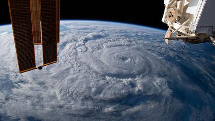 Aus dem All analysieren Navigationssatelliten die Atmosphäre – oder wie hier die Raumstation ISS.
