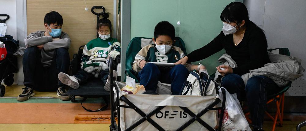 Kinder erhalten in einem Kinderkrankenhaus in Peking am 23. November 2023 einen Tropf.