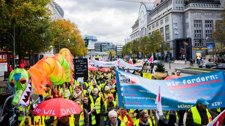 Der Zug einer Demonstration von ver.di zum Streik im Einzelhandel zieht am KaDeWe vorbei. 
