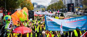 Der Zug einer Demonstration von ver.di zum Streik im Einzelhandel zieht am KaDeWe vorbei. 