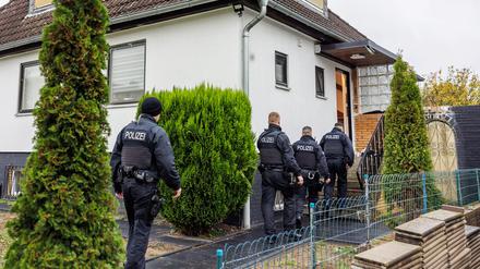 Niedersachsen, Garbsen: Polizeibeamte durchsuchen ein Haus in einer Wohnsiedlung. Bei einer Razzia gegen ein Schleusernetzwerk hat die Polizei einen mit Haftbefehl gesuchten Mann festgenommen. 