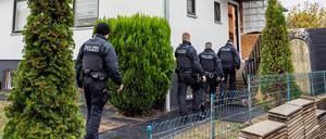 Niedersachsen, Garbsen: Polizeibeamte durchsuchen ein Haus in einer Wohnsiedlung. Bei einer Razzia gegen ein Schleusernetzwerk hat die Polizei einen mit Haftbefehl gesuchten Mann festgenommen. 