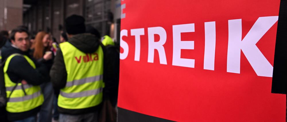 23.11.2023, Nordrhein-Westfalen, Köln: Beschäftigte der Uniklinik Köln stehen vor dem Gebäude und streiken.