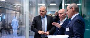 Wegner und Oelrich ließen sich von Projektleiter Frank Zägel die Funktion der neuen Produktionsanlage erläutern.