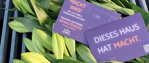 Weiße Lilien vor Familiengerichten und Jugendämtern am 25. November.