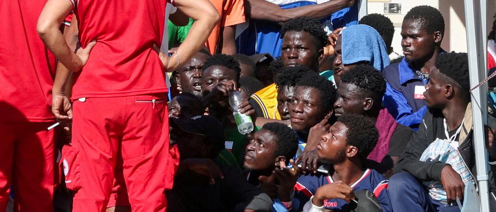 Geflüchtete drängen sich in einem Ankunftszentrum auf der italienischen Insel Lampedusa.
