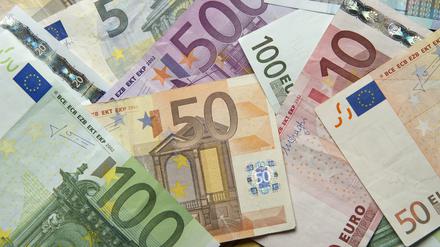 Zahlreiche Euro-Banknoten liegen auf einem Tisch. 