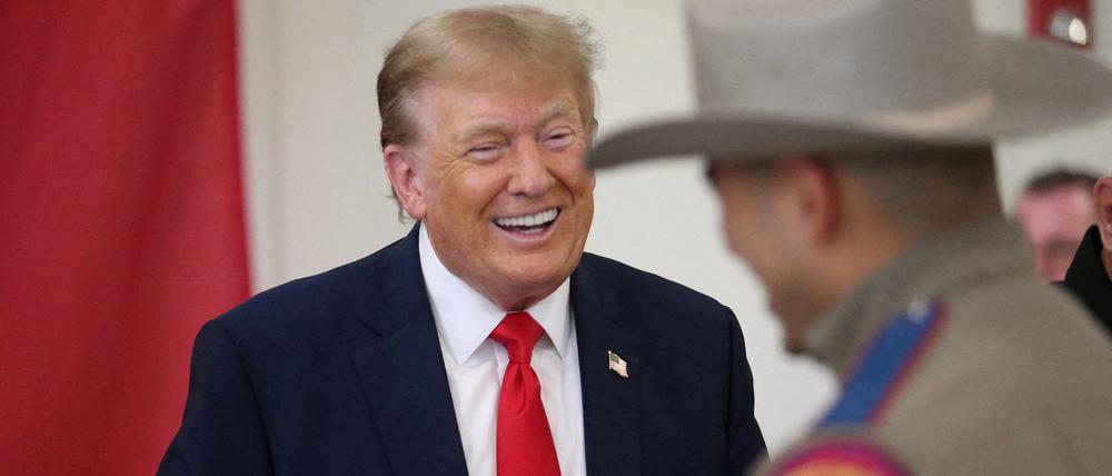 Ex-Präsident Donald Trump im Gespräch mit einem Grenzbeamten in Edinburg, Texas.