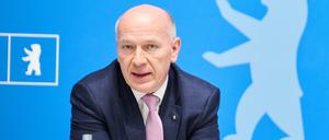 Kai Wegner (CDU), Regierender Bürgermeister Berlin, spricht auf einer Pressekonferenz im Roten Rathaus.