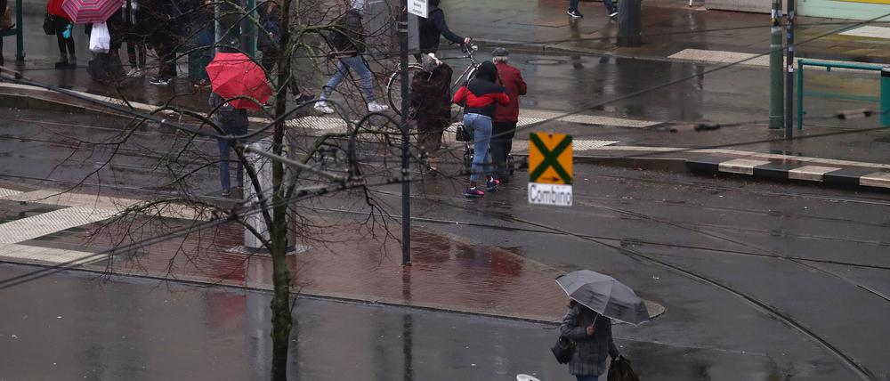 Potsdam, 10.02.2020 / Lokales / 
Wetter, Feature, Unwetter, Sturmtief "Sabine", Haltestelle: Platz der Einheit/Nord, 
Foto: Ottmar Winter PNN 