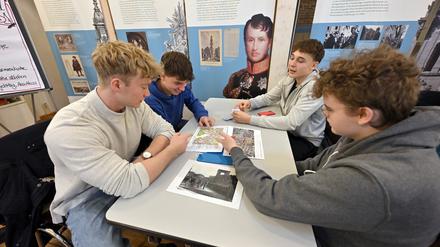 Zehntklässler der Marienschule in Potsdam suchen Motive historischer Aufnahmen im Potsdamer Stadtbild.
