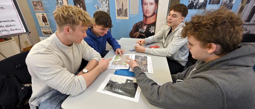Zehntklässler der Marienschule in Potsdam suchen Motive historischer Aufnahmen im Potsdamer Stadtbild.