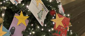 Kinderwünsche hängen an Weihnachtsbäumen in den Rathäusern Steglitz und Zehlendorf.