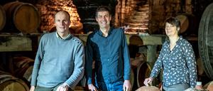 Von Mönchen erbaut: die Familie Pignier in ihrem historischen Weinkeller.