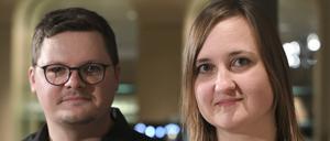 Die Lehrer Laura Nickel und Max Teske werden mit dem Preis für Zivilcourage gegen Antisemitismus, Rechtsradikalismus und Rassismus ausgezeichnet. 