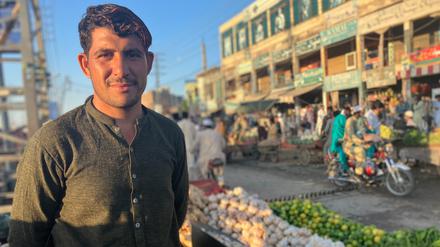 10.11.2023, Pakistan, in Peschawar: Gemüsehändler Kamran Khan lebt als afghanischer Flüchtling in der Stadt Peschwar.  