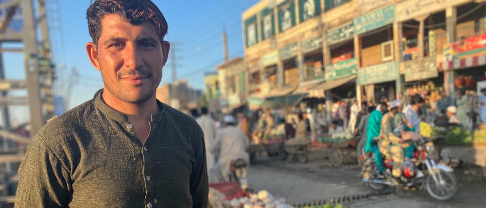 10.11.2023, Pakistan, in Peschawar: Gemüsehändler Kamran Khan lebt als afghanischer Flüchtling in der Stadt Peschwar.