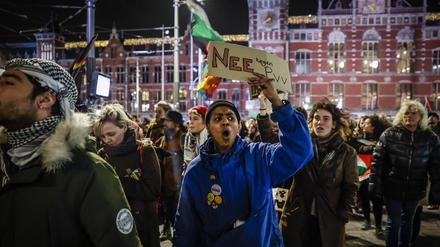 Anlass für die Proteste war der Wahlsieg der Anti-Islam-Partei PVV von Geert Wilders am Mittwoch. 
