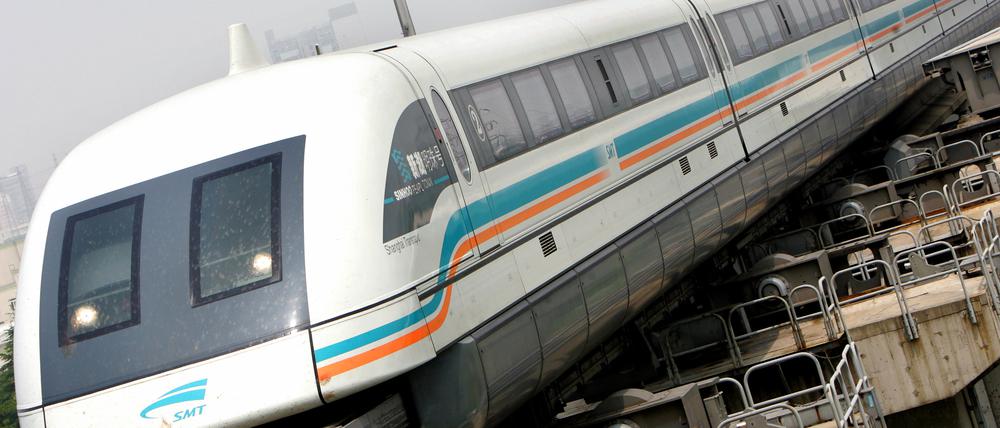 Ein Transrapid fährt in die Station Longyang in Schanghai ein. In China fährt schon länger eine Magnetschwebebahn.