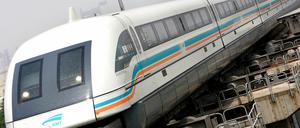 Ein Transrapid fährt in die Station Longyang in Schanghai ein. In China fährt schon länger eine Magnetschwebebahn.