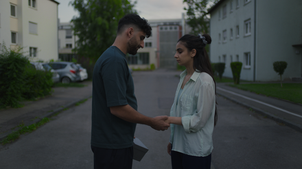 Elaha (Bayan Layla) verschweigt ihrem Verlobten Nasim (Armin Wahedi) eine für sie gefährliche Wahrheit.
