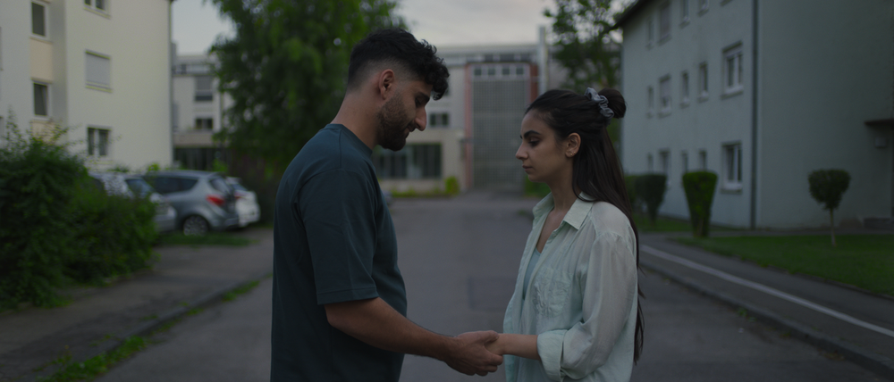 Elaha (Bayan Layla) verschweigt ihrem Verlobten Nasim (Armin Wahedi) eine für sie gefährliche Wahrheit.