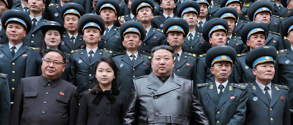 Dieses von Nordkoreas Nachrichtenagentur (KCNA) veröffentlichte Bild zeigt Nordkoreas Staatschef Kim Jong Un (M) und seine Tochter (2. v. l.) bei dem Besuch der Nationalen Behörde für Luft- und Raumfahrttechnik am 23. November 2023.
