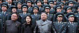 Dieses von Nordkoreas Nachrichtenagentur (KCNA) veröffentlichte Bild zeigt Nordkoreas Staatschef Kim Jong Un (M) und seine Tochter (2. v. l.) bei dem Besuch der Nationalen Behörde für Luft- und Raumfahrttechnik am 23. November 2023.