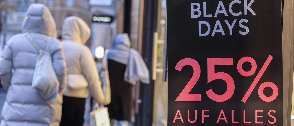 Ein Plakat vor einem Geschäft in Köln macht auf Rabatte am Black Friday aufmerksam.