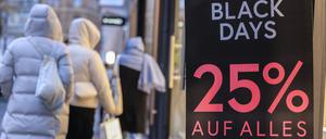 Ein Plakat vor einem Geschäft in Köln macht auf Rabatte am Black Friday aufmerksam.