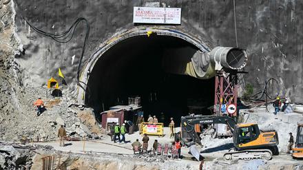 Die 41 Arbeiter hängen noch immer im Tunnel in Indien fest.