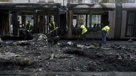 Mehrere Busse wurden bei den Krawallen in Dublin angezündet.