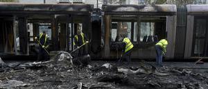 Mehrere Busse wurden bei den Krawallen in Dublin angezündet.