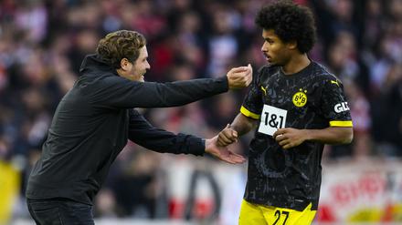 Edin Terzic muss seinen Spielern (hier Karim Adeyemi) immer noch viel zu viel erklären.