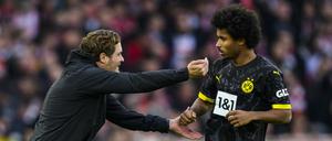 Edin Terzic muss seinen Spielern (hier Karim Adeyemi) immer noch viel zu viel erklären.