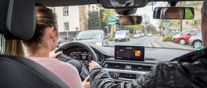Eine Fahrschülerin bei einer Fahrstunde in Dinslaken. (Archivbild)