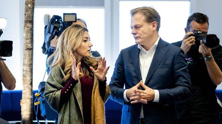 Die Vorsitzende der Volkspartei für Freiheit und Demokratie (VVD), Dilan Yesilgoz-Zegerius (L), spricht nach der Wahl mit dem Vorsitzenden des Neuen Sozialvertrags (NSC), Pieter Omtzigt. 
