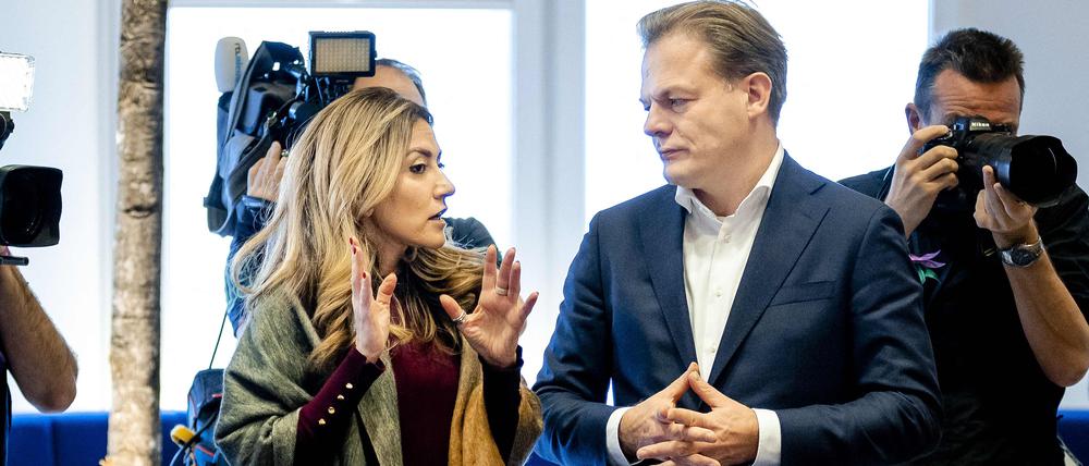 Die Vorsitzende der Volkspartei für Freiheit und Demokratie (VVD), Dilan Yesilgoz-Zegerius (L), spricht nach der Wahl mit dem Vorsitzenden des Neuen Sozialvertrags (NSC), Pieter Omtzigt.