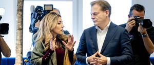 Die Vorsitzende der Volkspartei für Freiheit und Demokratie (VVD), Dilan Yesilgoz-Zegerius (L), spricht nach der Wahl mit dem Vorsitzenden des Neuen Sozialvertrags (NSC), Pieter Omtzigt. 