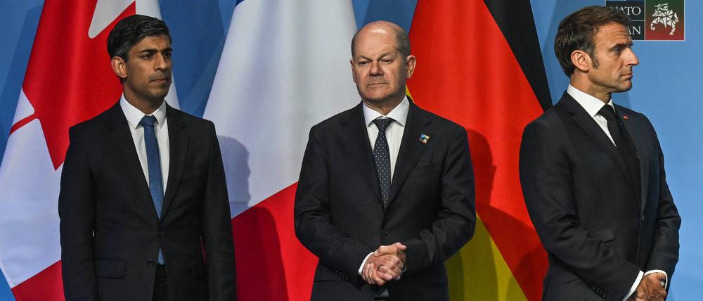 Bei der Schuldenbremse steht Olaf Scholz im Vergleich mit Amtskollegen in London (Rishi Sunak, li.) und Paris (Emmanuel Macron, re.) alleine da.  